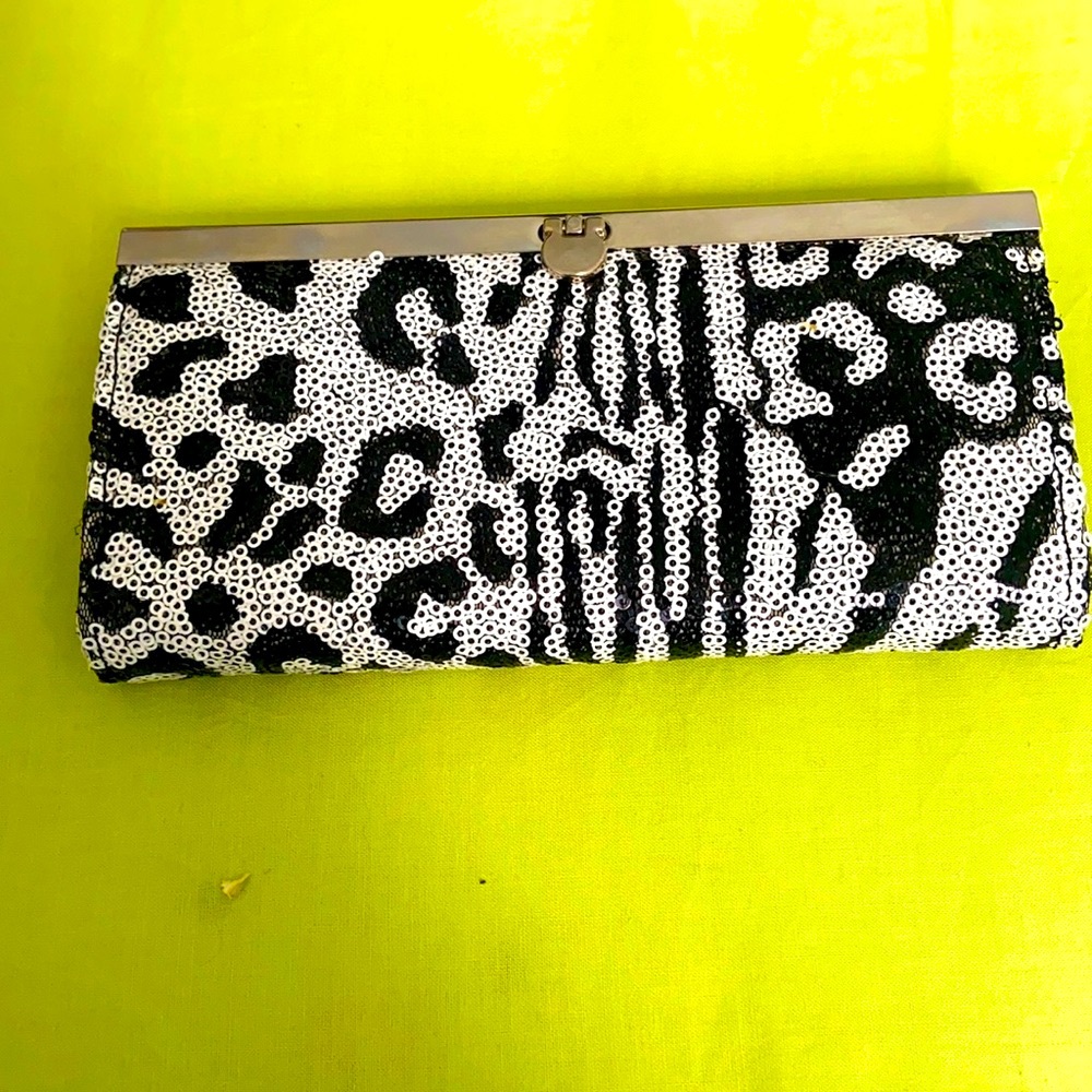 Beaded large wallet with many compartments.BRAND NEW!!💥FIRM PRICE💥
